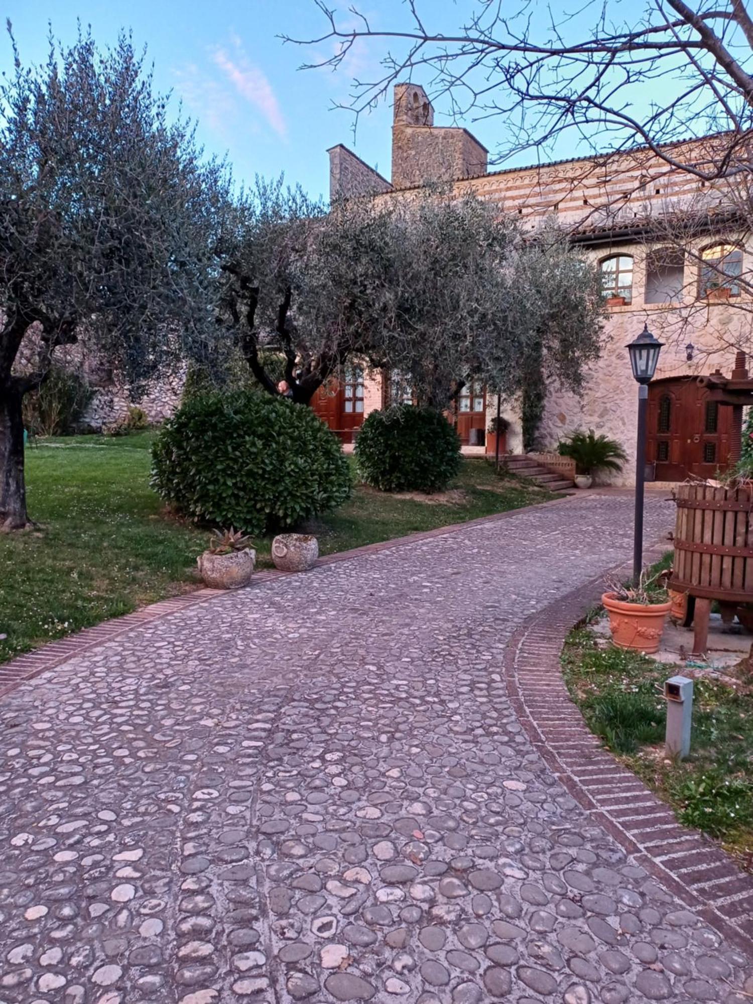 Agriturismo San Giovanni Ad Insulam Ізола-дель-Ґран-Сассо-д'Італія Екстер'єр фото